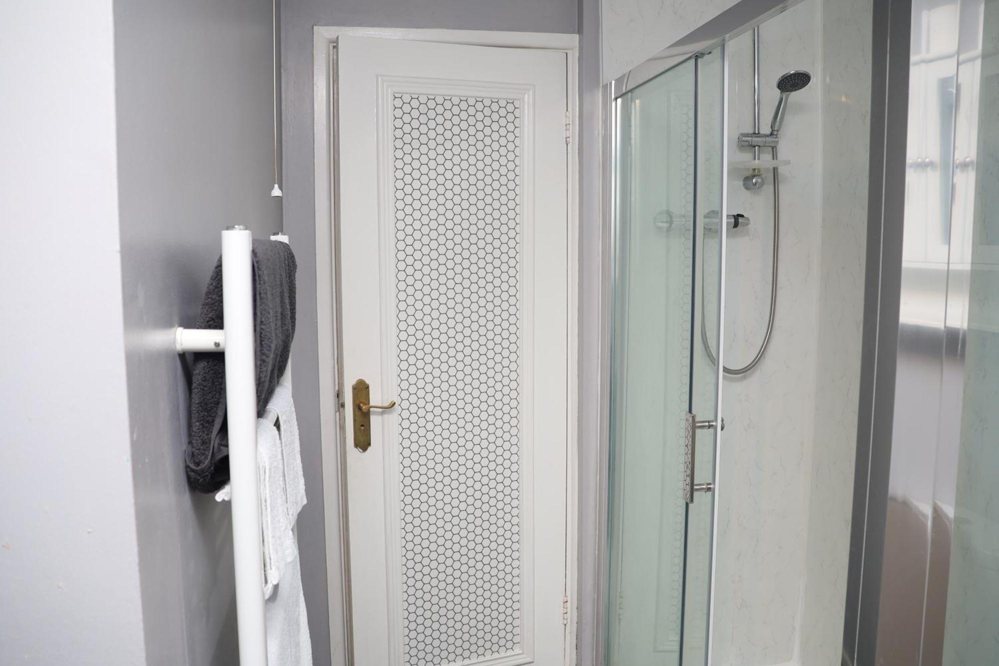 Superb 3 Bedroom Flat In ستافورد المظهر الخارجي الصورة